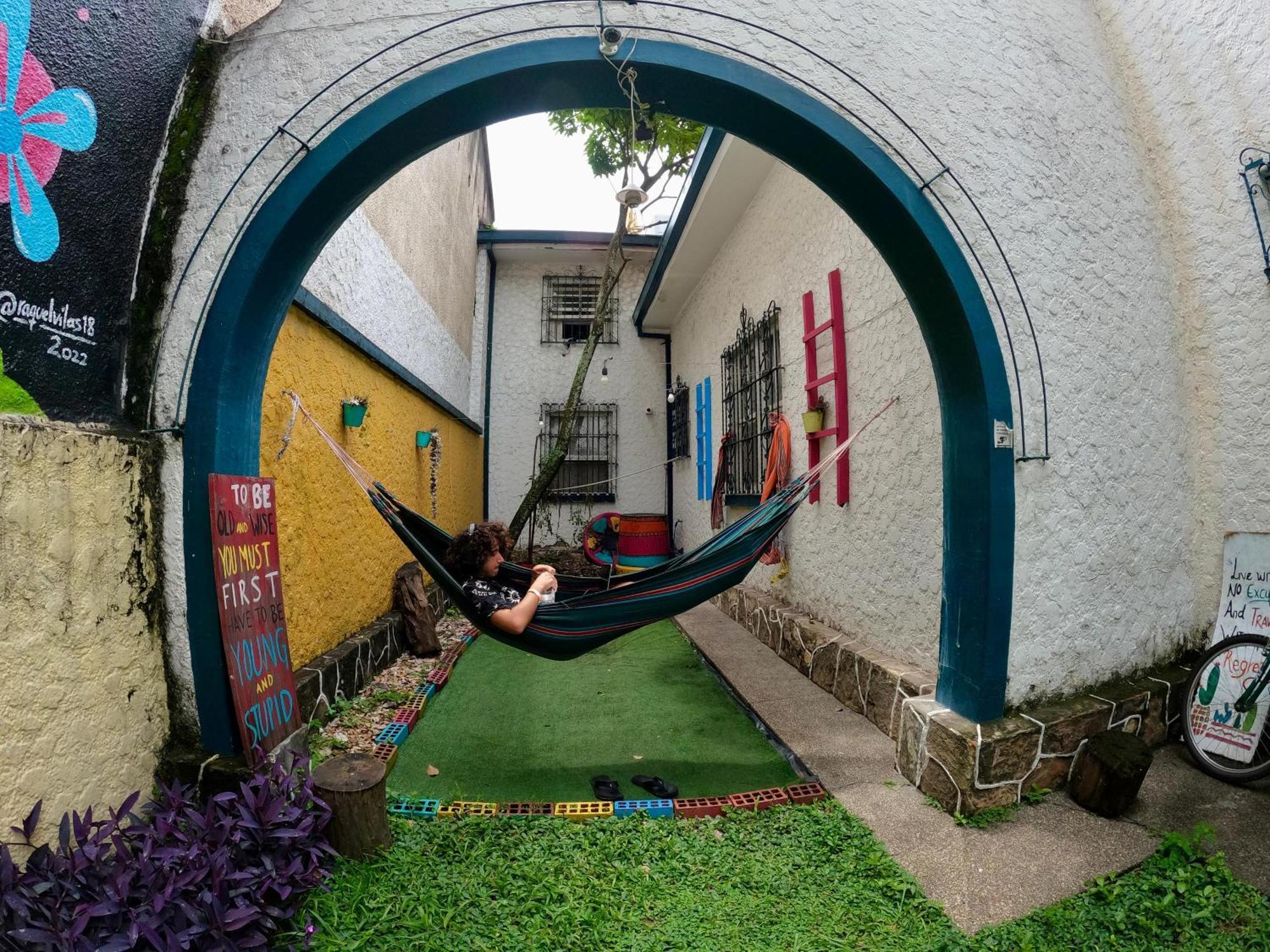 The Pelican Larry Hostel Cali Exteriör bild